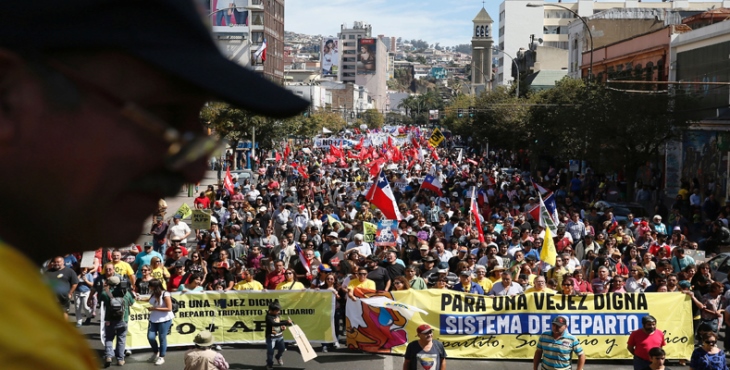 Miles de chilenos marchan contra el sistema privado de pensiones