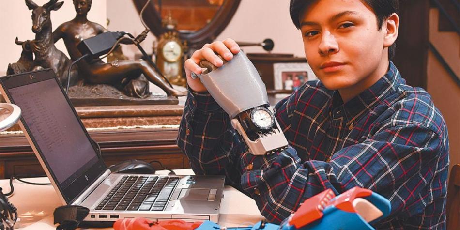 Leonardo Viscarra, el niño boliviano que se fabricó su propia mano robótica