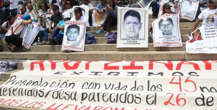 Madres de 43 estudiantes desaparecidos marchan en la Ciudad de México