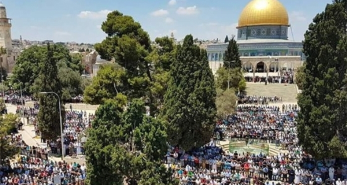 150 mil palestinos participan en el rezo del viernes en la Mezquita Al-Aqsa
