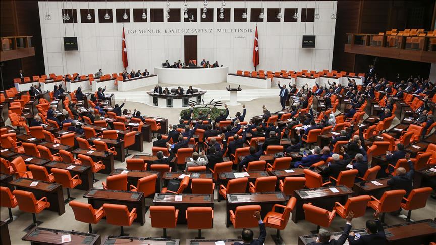 البرلمان التركي يسقط عضوية نائبين من حزب الشعوب الديمقراطي