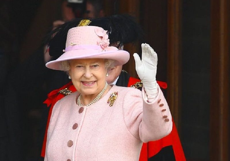 ديلي ميل:  ملكة بريطانيا تخطط لإعطاء السلطة لابنها