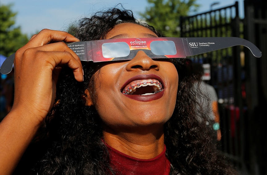 Un vehículo atropella a observadores del eclipse solar y mata a una mujer