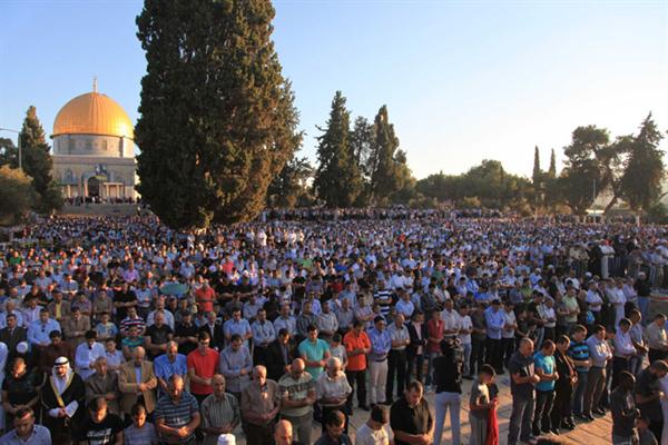 آلاف الفلسطينيين يؤدون صلاة العيد في المسجد الاقصى