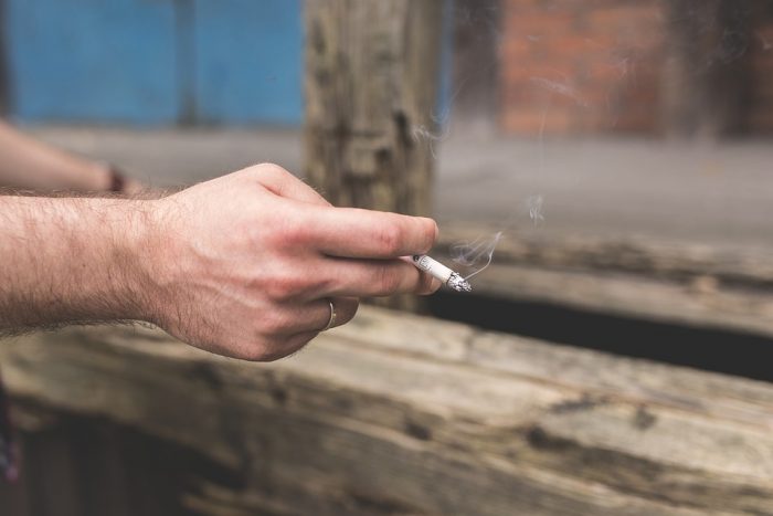 El 61% de las personas que prueban su primer cigarrillo se convierten en fumadores diarios