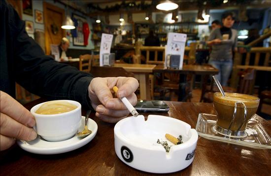 Suecia quiere prohibir fumar en terrazas de bares y restaurantes