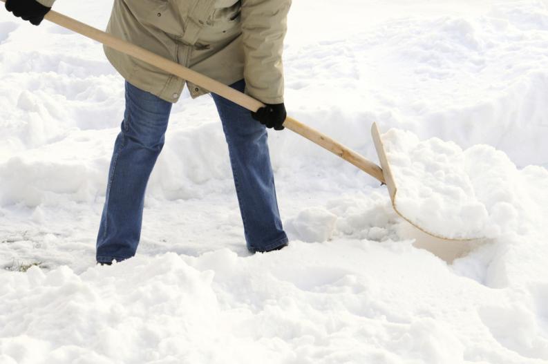 El riesgo cardiaco de quitar la nieve