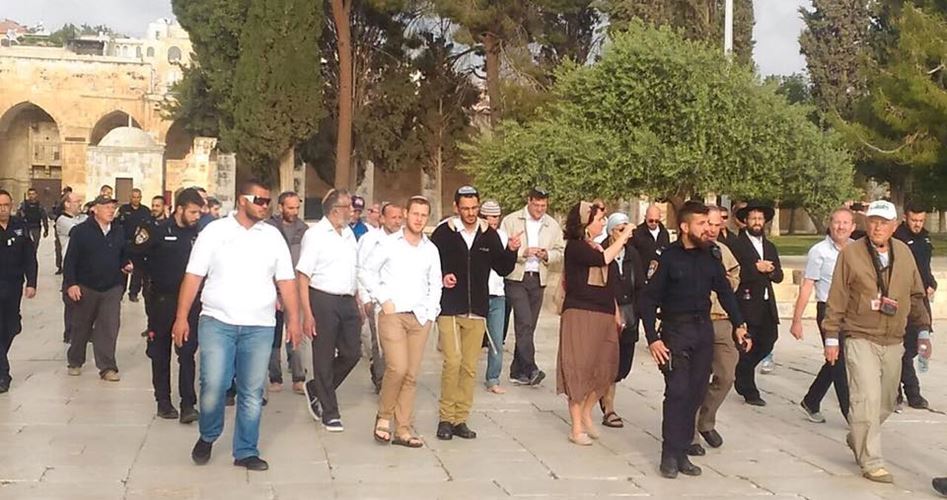 Zionist Settlers Defile Al-Aqsa Mosque under Israeli Troops Protection