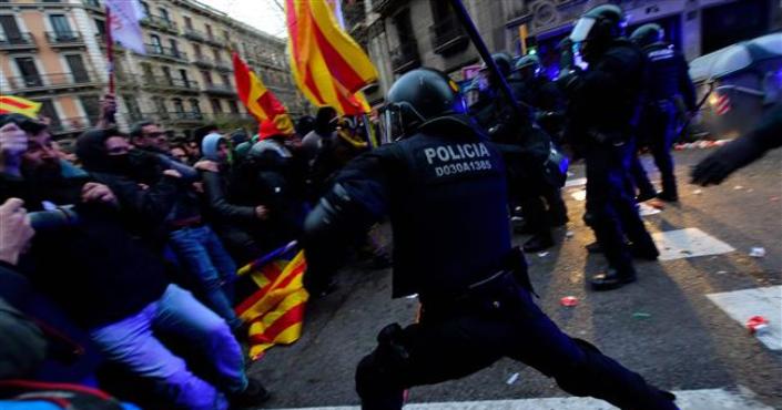 Miles de catalanes protestan contra la detención de Puigdemont