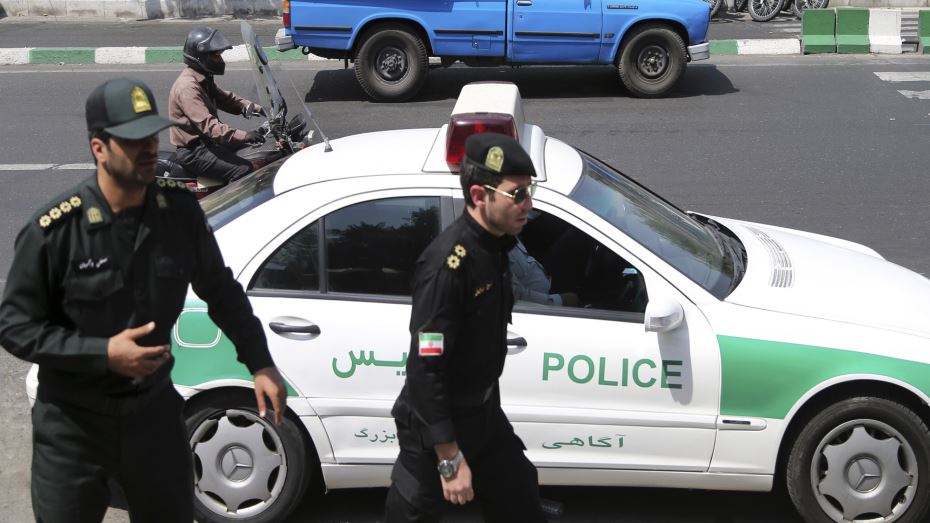 الأمن الايراني ينجح بتفكيك 12 عصابة لتهريب الأسلحة غربي البلاد