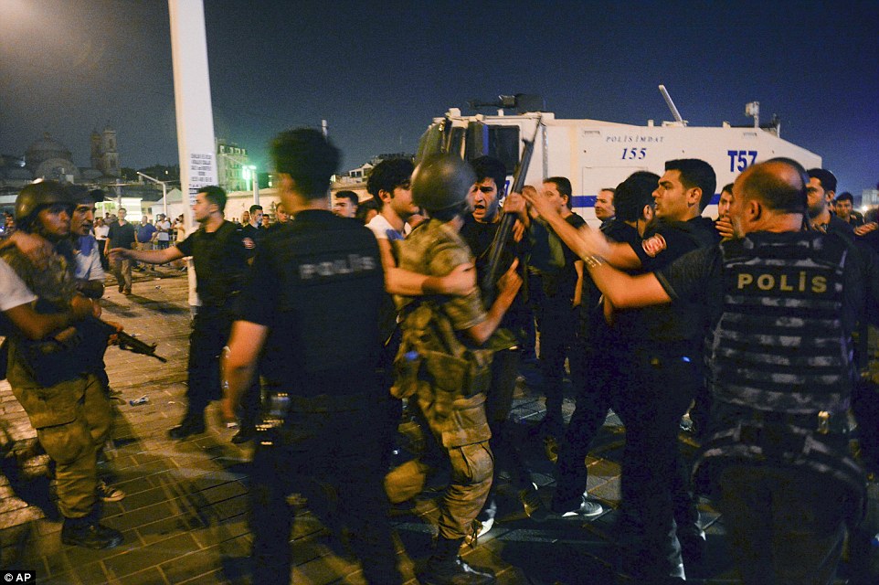 النيابة العامة في تركيا توقف عشرات العسكريين في إطار التحقيقات بمحاولة انقلاب