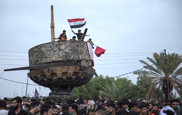 تظاهرات في ساحة التحرير وسط بغداد برغم حظر التجوّل.. وحديث عن تعديل وزاري