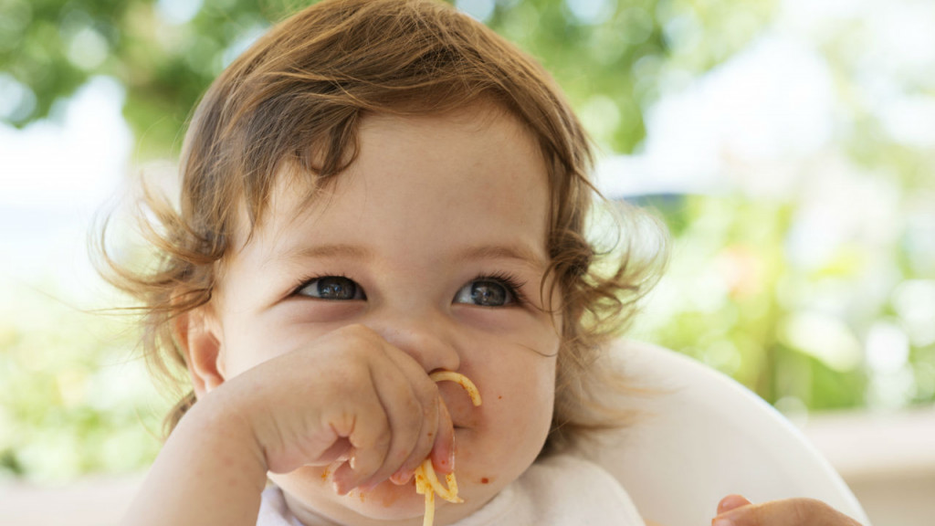 متى تقدم الأطعمة الصلبة للطفل الرضيع؟