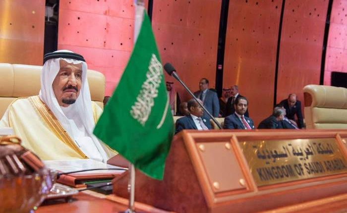 الزهايمر يحرج الملك السعودي أكثر من مرة في القمة العربية الأوروبية