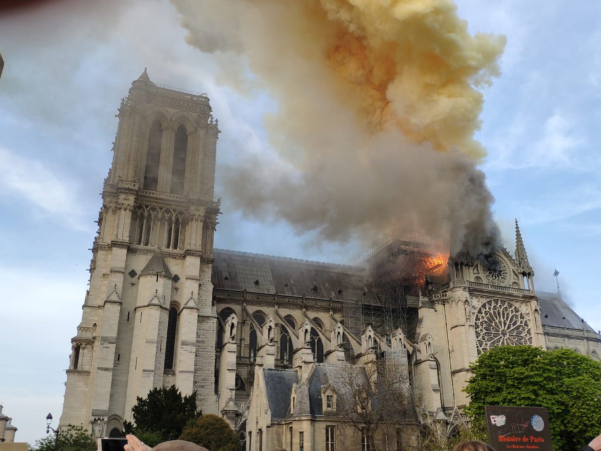 حريق هائل في في كاتدرائية نوتردام التاريخية وسط باريس!