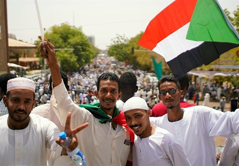 البرهان يشيد بعلاقات السودان "المتميزة" بالسعودية والإمارات