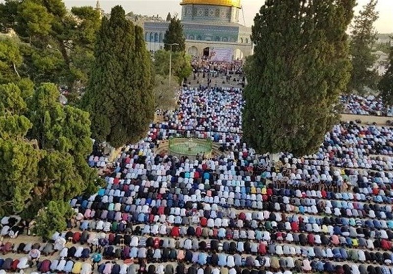 عشرات الآلاف يؤدون صلاة عيد الفطر في المسجد الأقصى