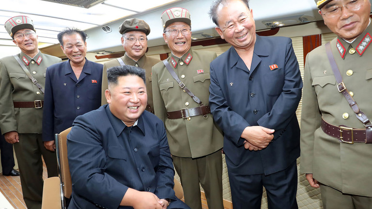 بالصور...كيم جونغ اون يرد على التدريبات الامريكية الكورية الجنوبية بتجربة صاروخ جديد