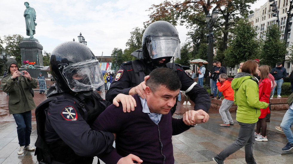 Moscow Police Detain 600 Activists Protesting Rejected City Election Candidates