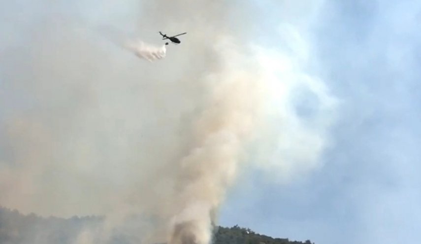 طوافات الجيش اللبناني تشارك في عملية إطفاء الحرائق شمال لبنان
