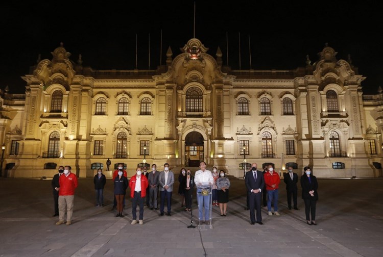 البيرو يعزل الرئيس مارتن فيزكارا بتهمة تلقي رشاوى