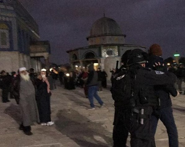 قوات الاحتلال تعتدي فجراً على المصلين في المسجد الأقصى