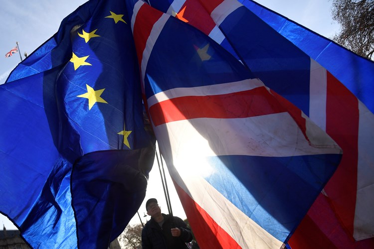 الحكومة البريطانية والمفوضية الأوروبية ينشران النصّ الكامل لاتفاقهما التاريخي