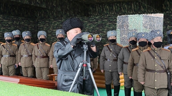 زعيم كوريا الشمالية يحضر تدريبات عسكرية ويحذر من خطورة كورونا