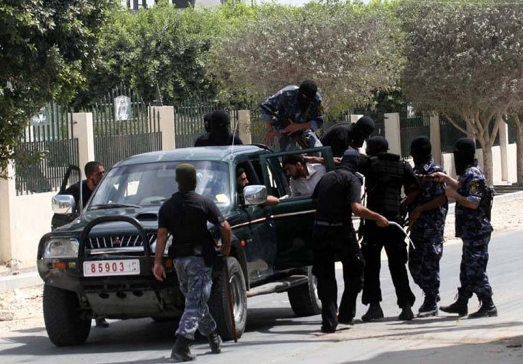 غزة: اعتقال عدد من عملاء الاحتلال... وفصائل المقاومة تثمّن