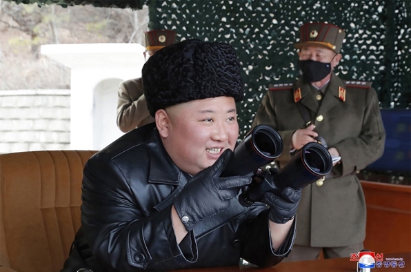الزعيم الكوري الشماليّ يشرف على تدريبات لمدفعية طويلة المدى