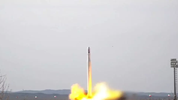 إيران تعلن نجاح إطلاق أول قمر صناعي للأغراض العسكرية