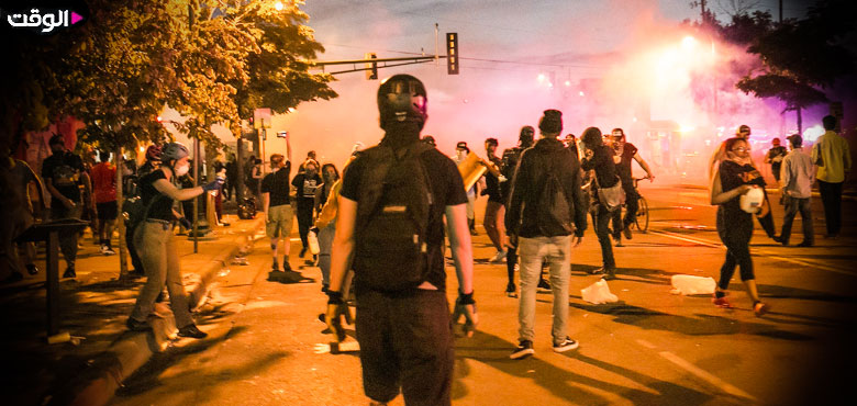 بعد مقتل رجل أسود على يد الشرطة، المدن الأمريكية تغرق في نيران الاحتجاجات