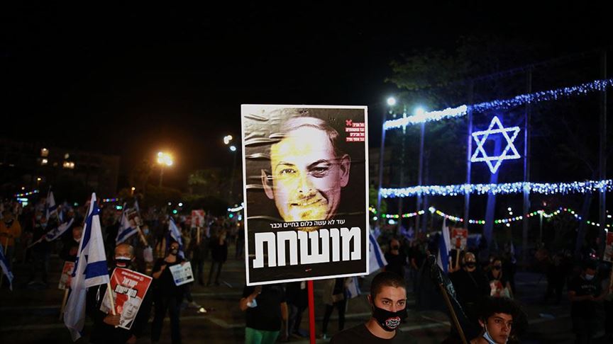 نيران الاحتجاجات تصل إلى منزل نتنياهو.. والاعتقالات تطال ضابطاً إسرائيلياً