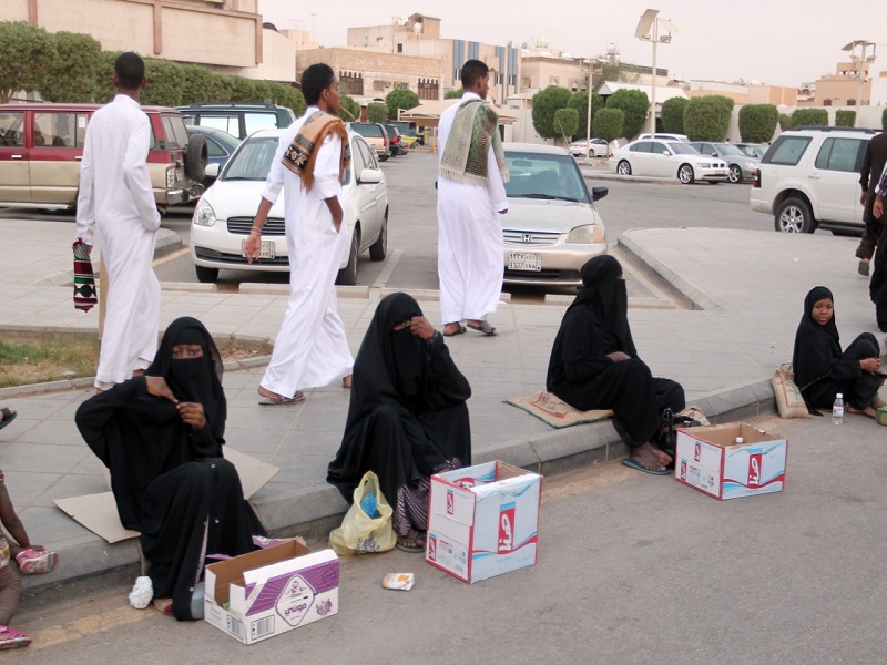 شمس النفط تغرب عن آل سعود.. والمواطنون على أبواب الجمعيات الخيريّة