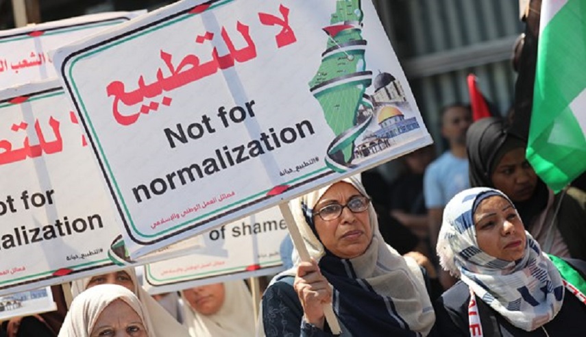 فلسطينيون يحتجون ضد موقف الجامعة العربية من التطبيع الإماراتي