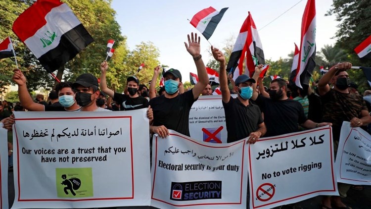 العراق: مطالبات بالعد والفرز الكلّي للأصوات واستمرار الاعتصامات