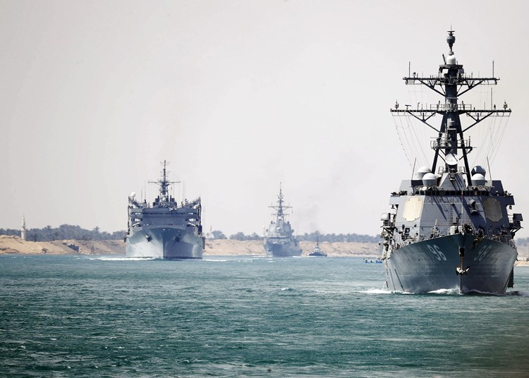 إيران: زوارق "الحرس الثوري " تعترض سفينة حربية أميركية في الخليج الفارسي