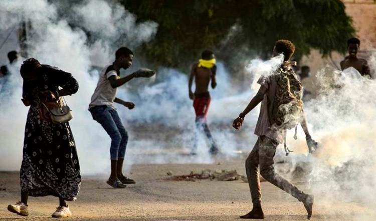 تواصل الاحتجاجات في السودان بالرغم من مقتل متظاهرين على ايدي جيش البرهان!