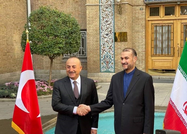 وزير الخارجية التركي من طهران: العقوبات الامريكية على ايران ظالمة