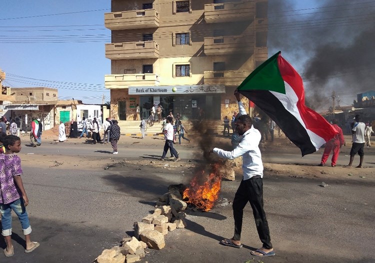 استمرار التظاهرات في السودان... وتجمّع المهنيين السودانيين يتهم البرهان بـ "العنف الممنهج"