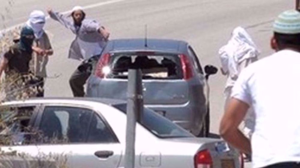 Zionist Settlers Attacked Palestinian Vehicles, Injured Three in West Bank City of Nablus