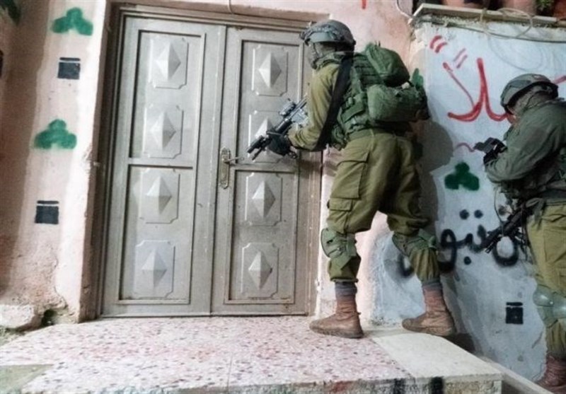 الاحتلال يشن حملة اعتقالات واسعة في الضفة تطال 20 فلسطينياً