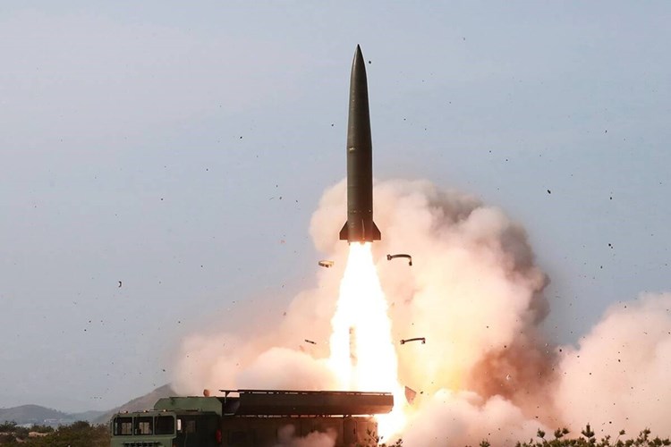 بينما كانت كوريا الشمالية تطلق صاروخاً تكتيكياً...ماذا كان يفعل الزعيم الكوري؟