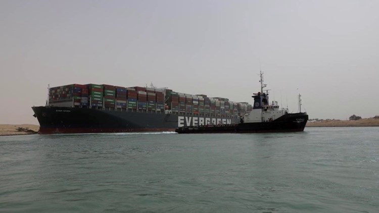 الاقتصاد العالمي أمام كارثة جديدة والسبب السفينة الجانحة في قناة السويس