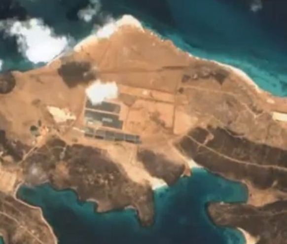 بالصورة... بناء مطار عسكري في القاعدة الإماراتية -الإسرائيلية بجزيرة ميون اليمنية