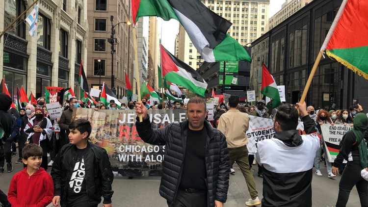آلاف المتظاهرين أمام القنصلية الإسرائيلية في شيكاغو دعماً لفلسطين