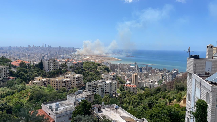 بعد مرور عام على انفجار مرفأ بيروت.... اندلاع حريق كبير قرب المرفأ