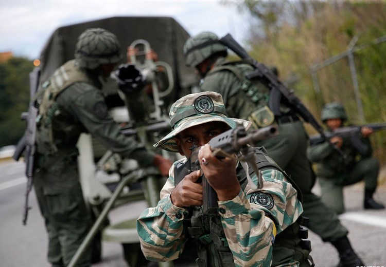 هكذا أنقذ الجيش الفنزويلي جنوده من قبضة المتطرفين الكولومبيين!