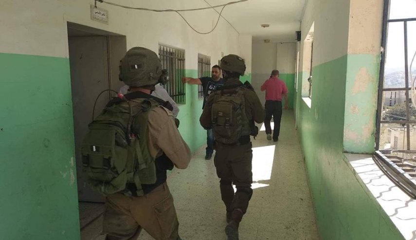 بحماية من جيش الاحتلال... مستوطنون يهاجمون مدرسة في نابلس