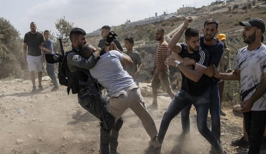 احتجاز 3 فلسطينيين على أيدي مستوطنين من بلدة قصرة في نابلس